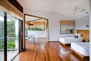 Senda Suite | 1 bedroom, free minibar items, in-room safe, iron/ironing board