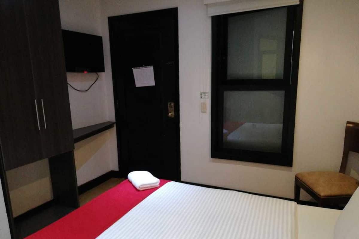 Minibar, coffres-forts dans les chambres, bureau, rideaux occultants