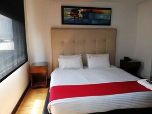 Habitación doble, 1 cama de matrimonio grande | Minibar, caja fuerte, escritorio y cortinas opacas