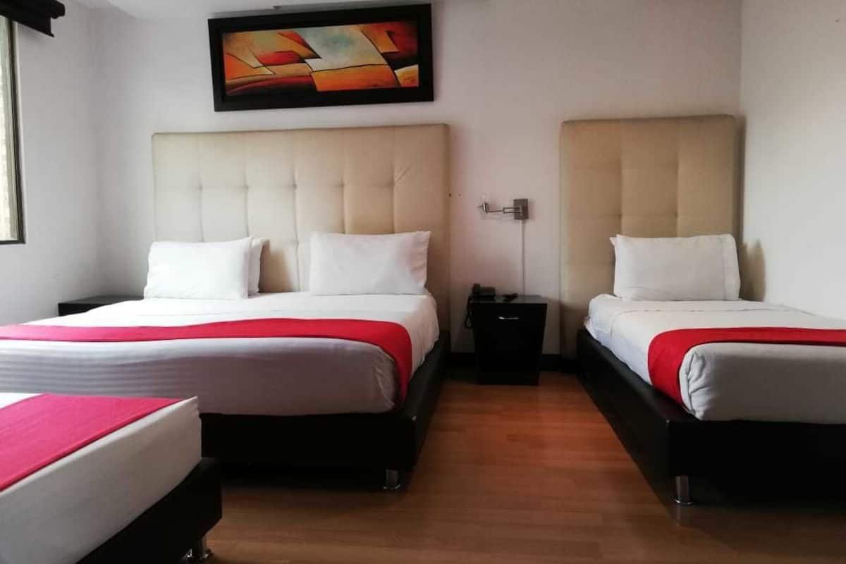 Habitación triple estándar | Minibar, caja de seguridad en la habitación y escritorio
