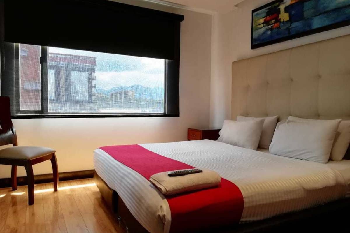 Habitación doble, 1 cama King size | Minibar, caja de seguridad en la habitación y escritorio