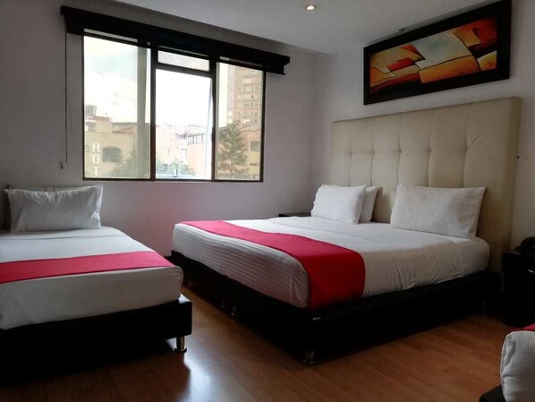 标准三人房 | 迷你吧、客房内保险箱、办公桌、遮光窗帘