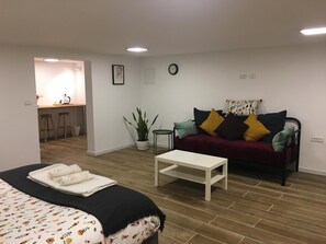 Escritorio, sistema de insonorización, wifi gratis y ropa de cama