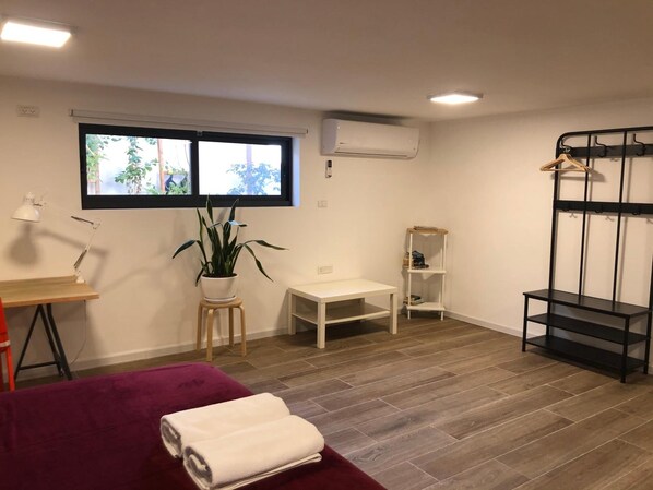 Escritorio, sistema de insonorización, wifi gratis y ropa de cama