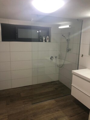 Shower, towels - Hassan guest house (Nazareth)