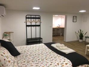 Studio Deluxe, 1 grand lit, accessible aux personnes à mobilité réduite, rez-de-chaussée | Équipements de la chambre
