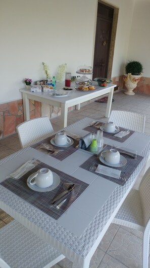 Petit déjeuner complet compris tous les jours