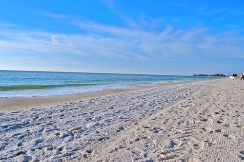 Holmes Beach -peacock - B 208