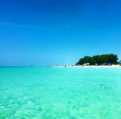 Your Very Own Paradise by the Beach, Outdoor Deck, Free Wifi, Laundry in Unit