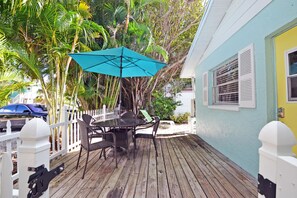 Terrace/patio - Your Very Own Paradise by the Beach, Outdoor Deck, Free Wifi, Laundry in Unit (Bradenton Beach)
