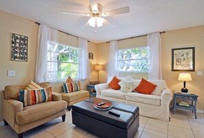 Flat-screen TV - Your Very Own Paradise by the Beach, Outdoor Deck, Free Wifi, Laundry in Unit (Bradenton Beach)