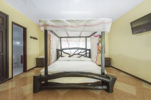 Standard Room, 1 Queen Bed, Non Smoking | Minibar, free WiFi, bed sheets