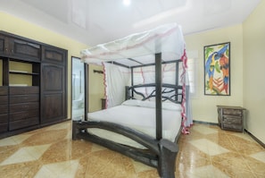 Standard Room, 1 Queen Bed, Non Smoking | Minibar, free WiFi, bed sheets