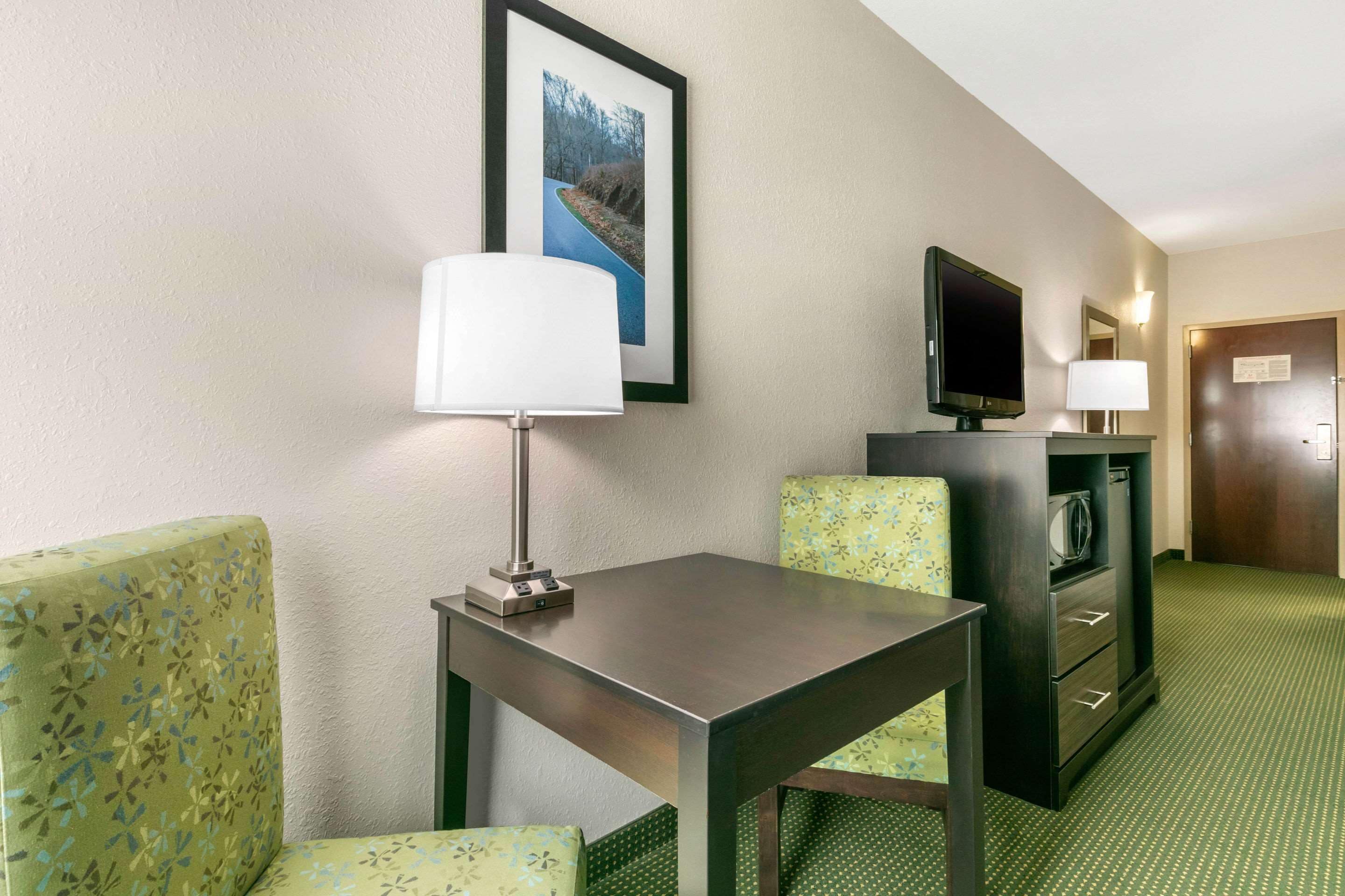 standard room, 2 queen beds, non smoking | iron/ironing board, free wifi, bed sheets