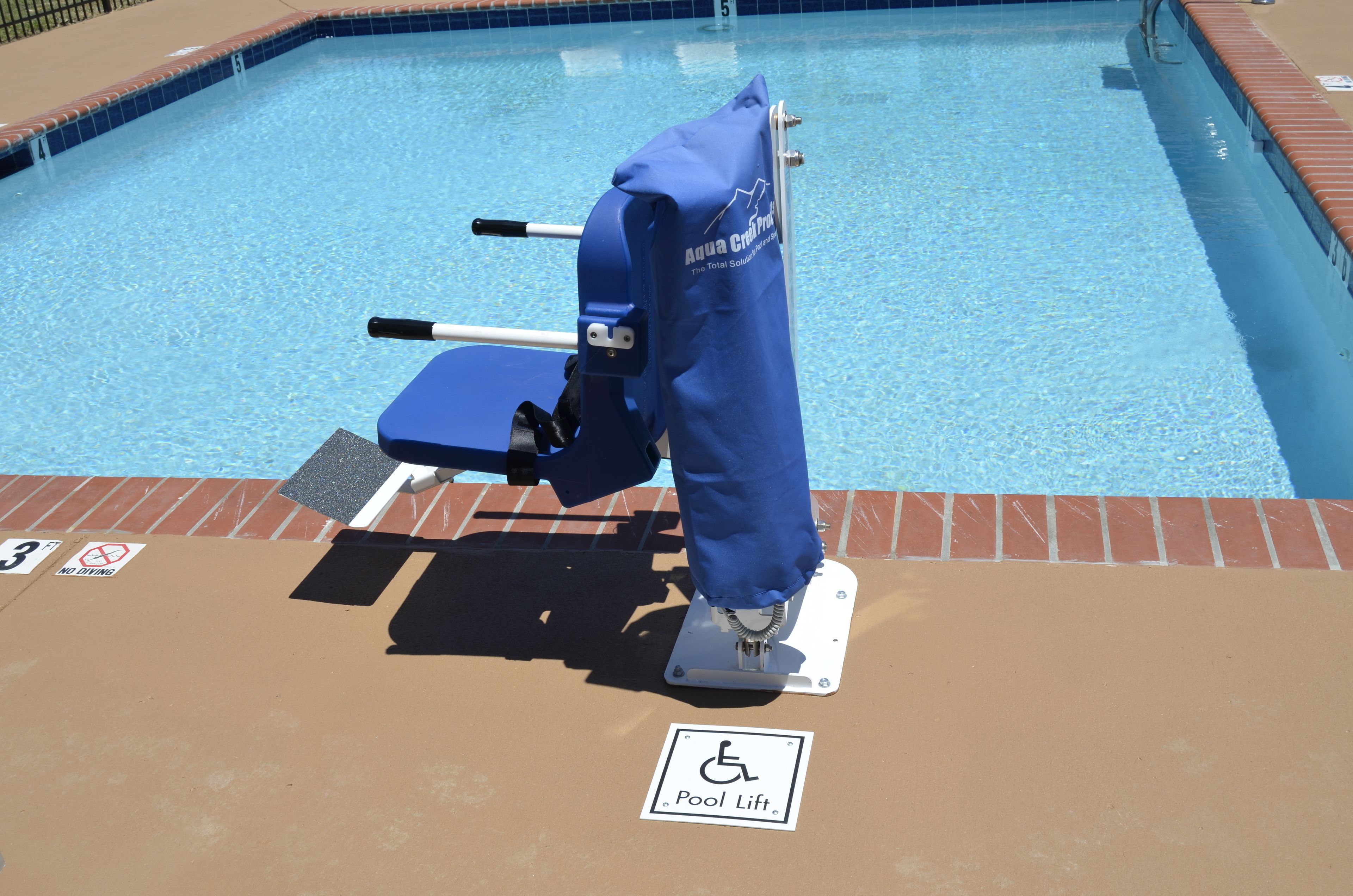 Außenpool (je nach Saison geöffnet), Sonnenschirme, Liegestühle