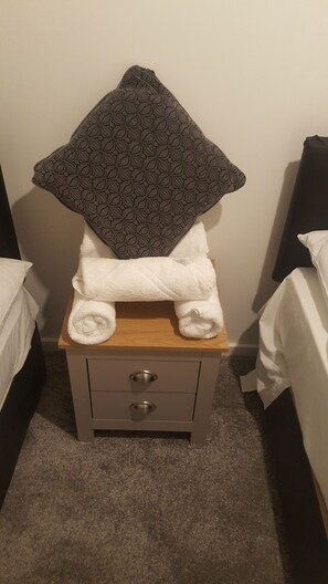 Individually decorated, individually furnished, free WiFi, bed sheets - Santoro's (Newcastle-upon-Tyne)