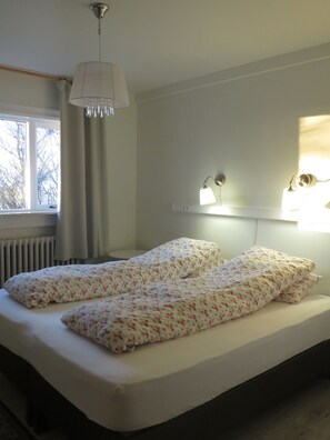 Habitación con 1 cama doble o 2 individuales, baño compartido | Cortinas opacas, wifi gratis, ropa de cama