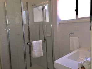 Family Cottage, Multiple Beds, Non Smoking, Garden View | Bathroom - Donkey Tales Farm Cottages (Daisy Hill)