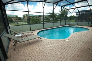 Kolam renang indoor dan 4 kolam renang outdoor, dengan cabana gratis