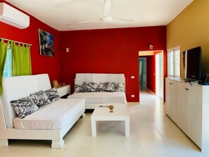 Familienapartment, Mehrere Betten, barrierefrei (A/C) | Wohnbereich | Flachbildfernseher