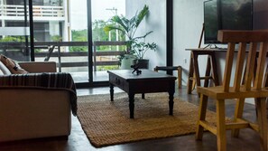 Luxury-Zimmer | Wohnbereich | 32-Zoll-Fernseher mit Kabelempfang