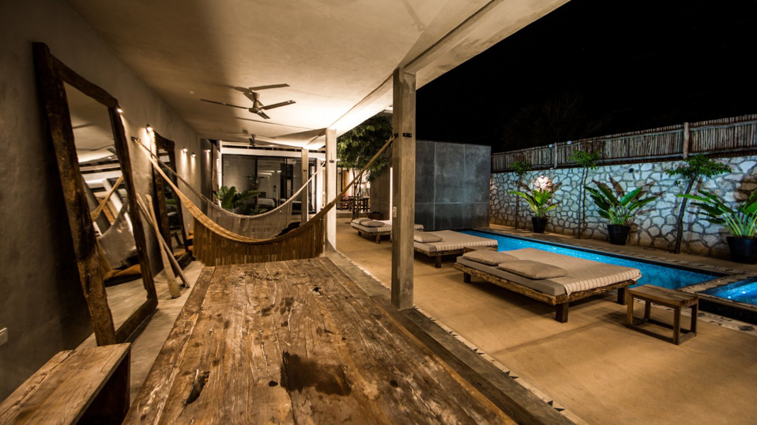 Alberca al aire libre, sombrillas en la alberca y camastros 