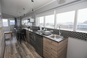 Appartement Deluxe, 1 chambre | Cuisine privée | Réfrigérateur, micro-ondes, plaque de cuisson, cafetière/bouilloire
