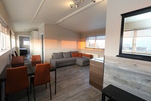 Appartement, 2 chambres | Salle de séjour | Télévision à écran plat