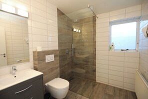 Appartement, 2 chambres | Salle de bain | Douche, articles de toilette gratuits, sèche-cheveux