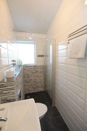 Studio Deluxe | Salle de bain | Douche, articles de toilette gratuits, sèche-cheveux