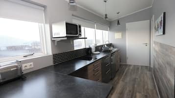 Departamento Deluxe, 1 habitación | Cocina privada | Refrigerador, microondas, parrilla de estufa y cafetera y tetera