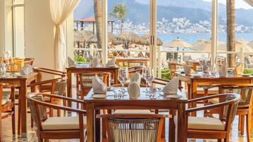 4 restaurants; ze serveren er ontbijt, lunch en diner