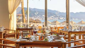 4 restaurants; breakfast, lunch and dinner served