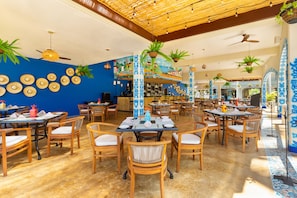 4 restaurants, breakfast, lunch, dinner served; seafood