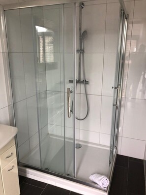 Business Apartment, 2 Katil Bujang (Single), Non Smoking | Pancuran Bilik Mandi