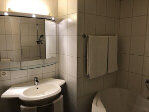 Business Double Room, 1 Bedroom, Hill View | Bathroom | Shower, towels