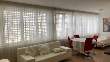 Selimut bulu angsa, meja kerja, Wi-Fi gratis, dan seprai linen