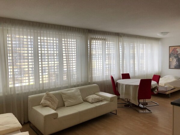 Edredons de pluma, escrivaninha, Wi-Fi de cortesia, roupa de cama