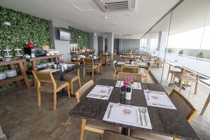 Free daily buffet breakfast - Tierra Viva Trujillo (Trujillo)