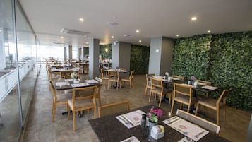 Café da manhã com buffet grátis todos os dias