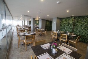 Café da manhã com buffet grátis todos os dias