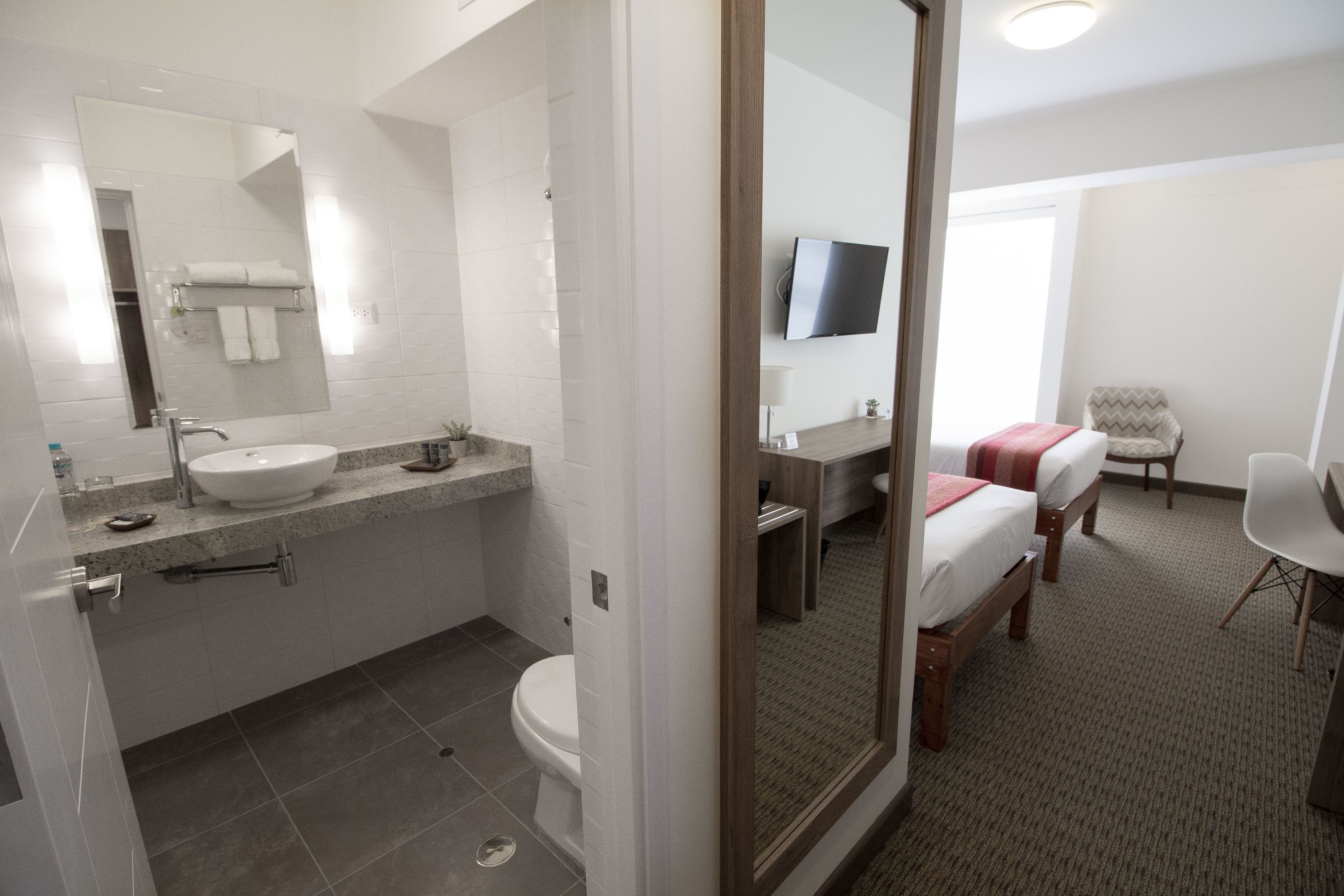 Habitación estándar con 2 camas individuales | Baño | Regadera, regadera tipo lluvia, amenidades de baño gratuitas 