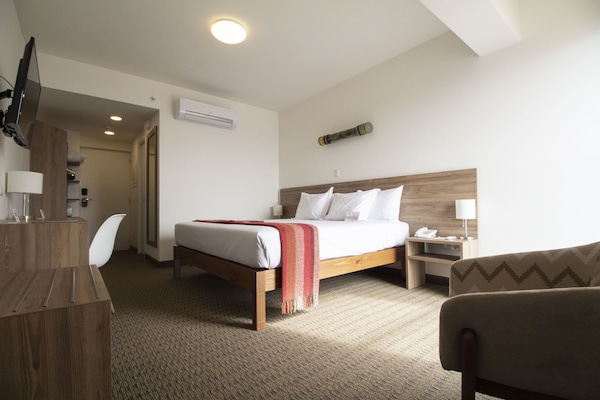Premium bedding, in-room safe, desk, blackout drapes