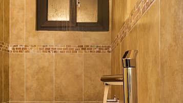 Shower, free toiletries, towels