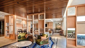 Lobby-lounge