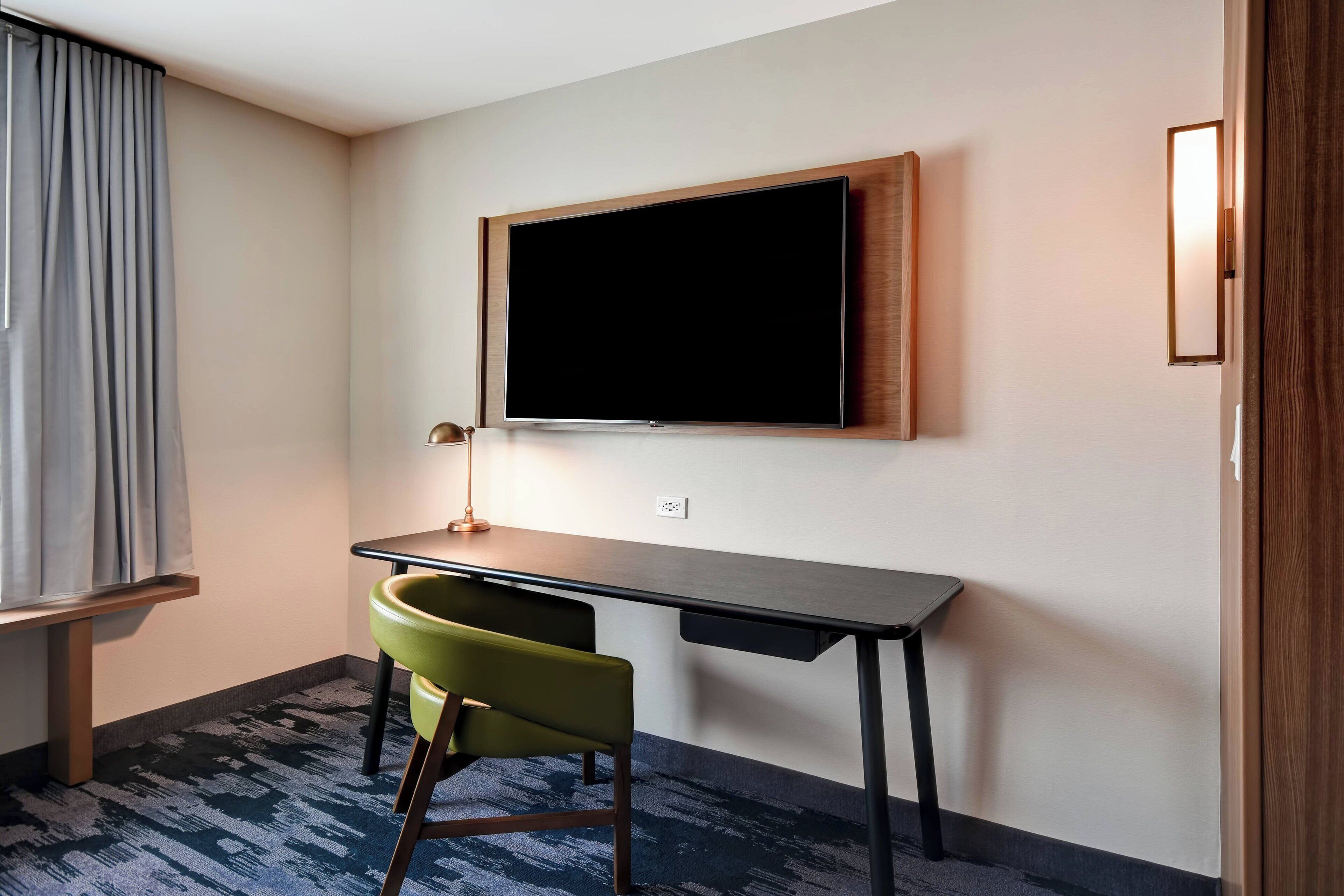 hypo-allergenic bedding, desk, free cots/infant beds, free wifi