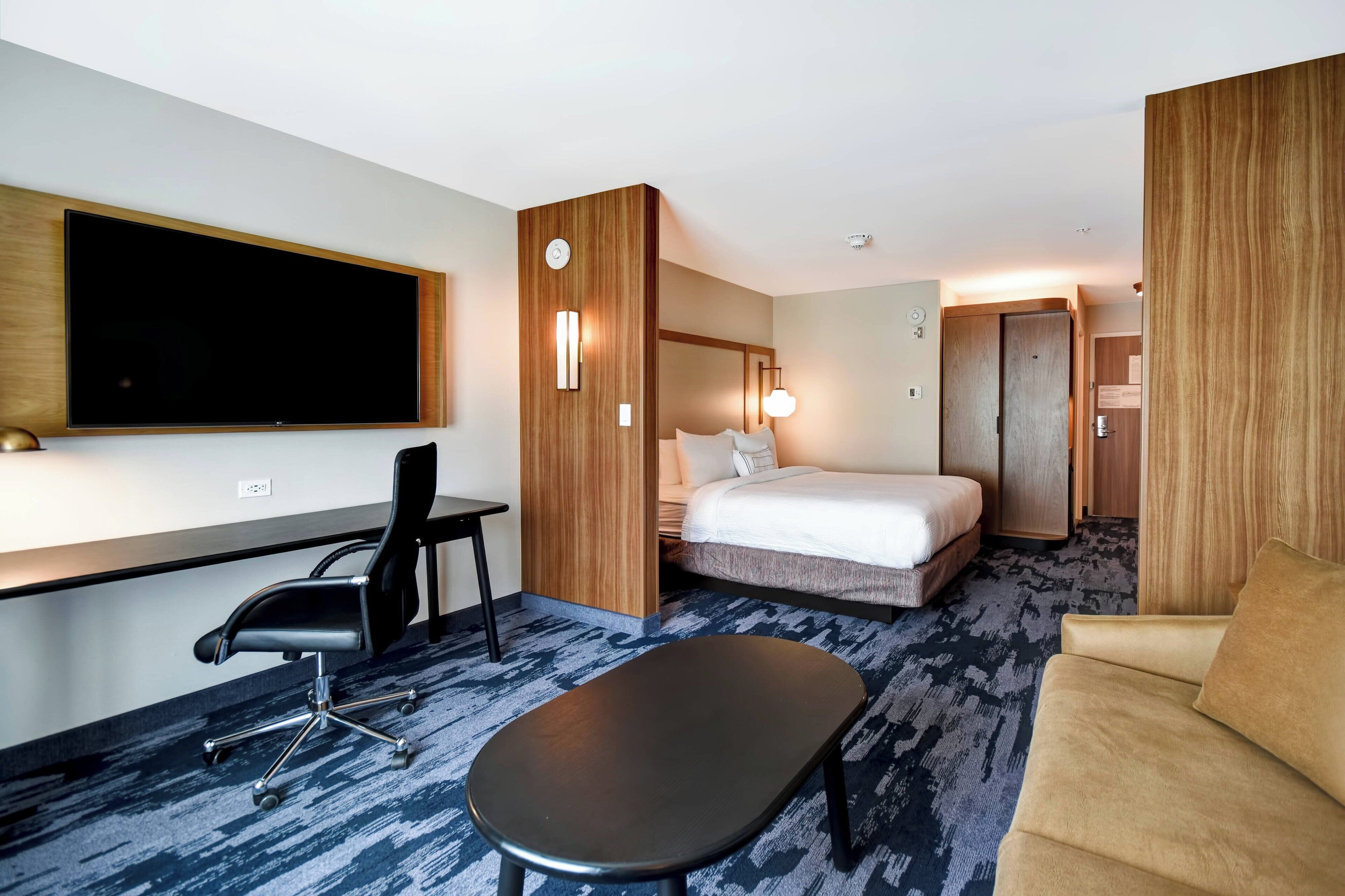 suite, 1 king bed with sofa bed | hypo-allergenic bedding, desk, free cots/infant beds, free wifi