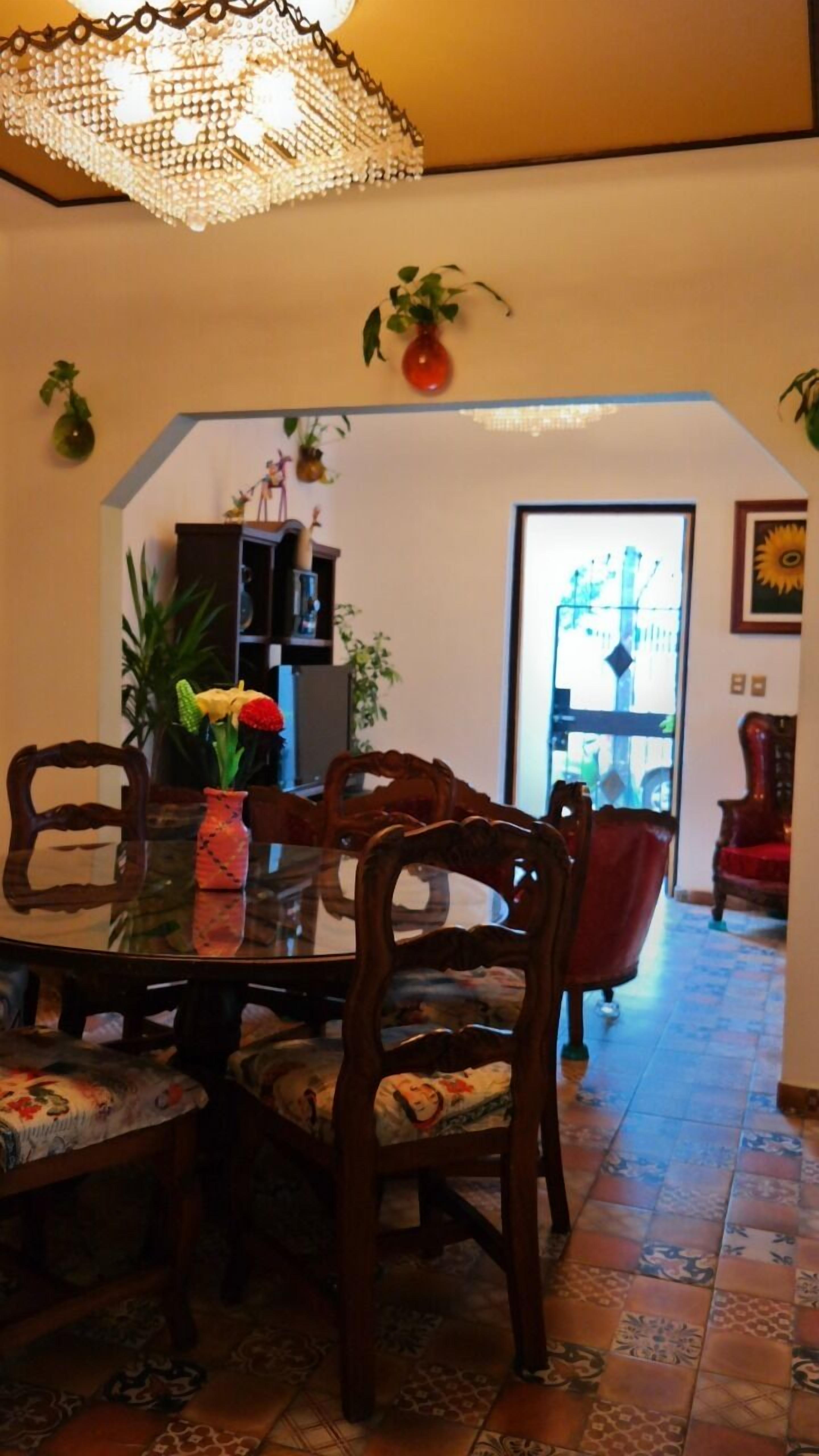 Refrigerador con congelador, microondas, horno y cafetera y tetera 