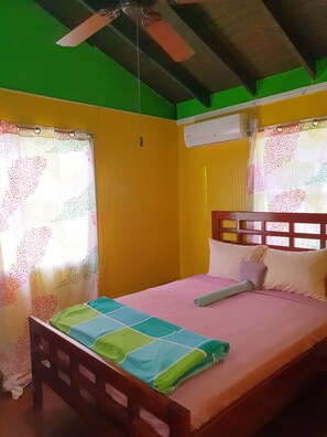 Tavanomainen mökki, useita sänkyjä, tupakointi kielletty | 2 makuuhuonetta, yksilöllisesti sisustettu, yksilöllisesti kalustettu