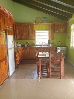 Casa de campo tradicional, varias camas, para no fumadores | Cocina privada | Refrigerador con congelador, microondas, horno y parrilla de estufa